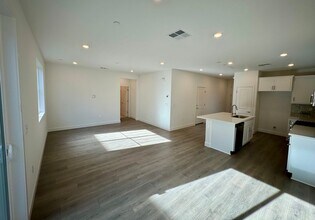 412 Mystic Ln in Pittsburg, CA - Building Photo - Building Photo