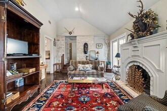 203 W Creek St in Fredericksburg, TX - Building Photo - Building Photo