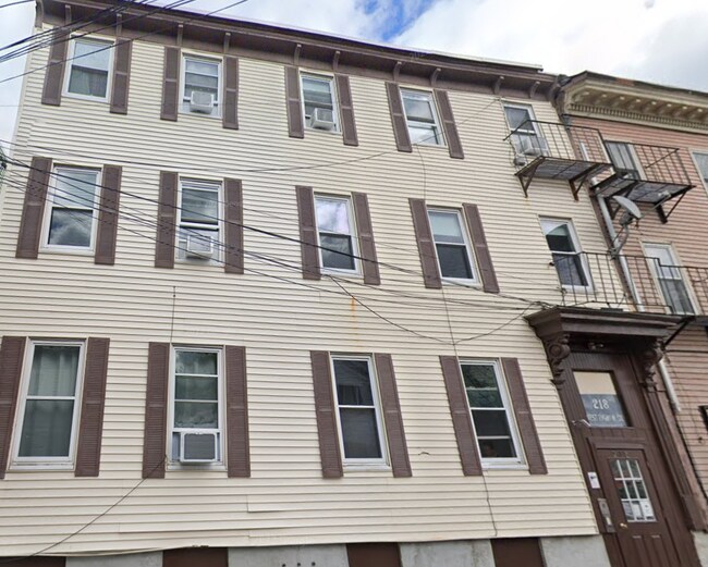 218 W 8th St, Unit 3 in Boston, MA - Foto de edificio - Building Photo