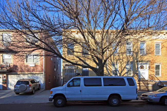 6634 74th St in Flushing, NY - Foto de edificio - Building Photo