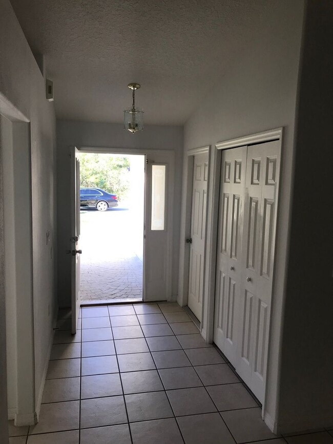 9 Rainbow Ln in Palm Coast, FL - Foto de edificio - Building Photo