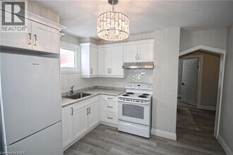 1356 Upper Wellington St in Hamilton, ON - Building Photo - Building Photo