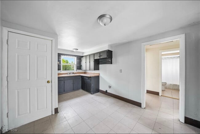 1369 Adelaide Ave SE, Unit 2 in Warren, OH - Foto de edificio - Building Photo