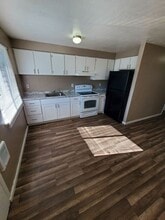 576 Hill St SE in Albany, OR - Building Photo - Building Photo