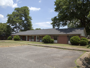 Colonial Manor Apartments in Shelby, NC - Foto de edificio - Building Photo