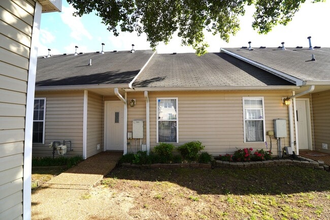 131 Lake Chateau Dr in Nashville, TN - Building Photo - Building Photo