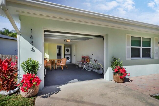 1685 Chapline Ln in Sarasota, FL - Foto de edificio - Building Photo