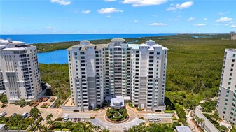 285 Grande Way in Naples, FL - Building Photo