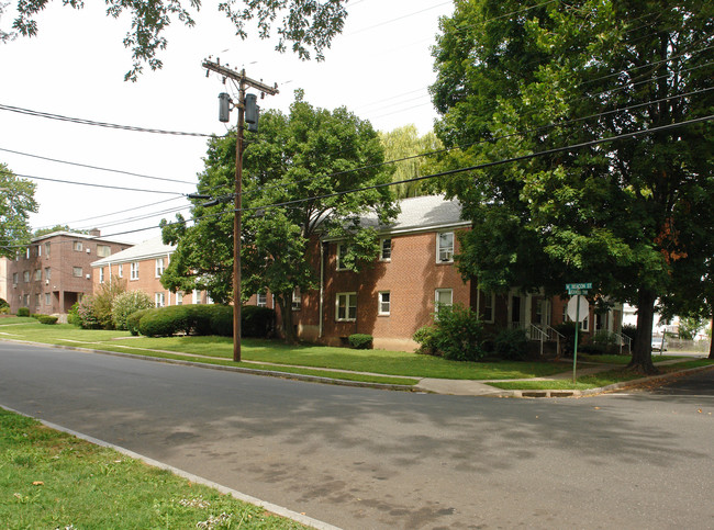 56 W Beacon St in West Hartford, CT - Building Photo - Building Photo