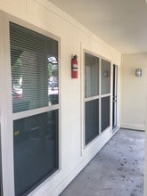 1010 Gunnison St, Unit B in Sealy, TX - Foto de edificio - Building Photo