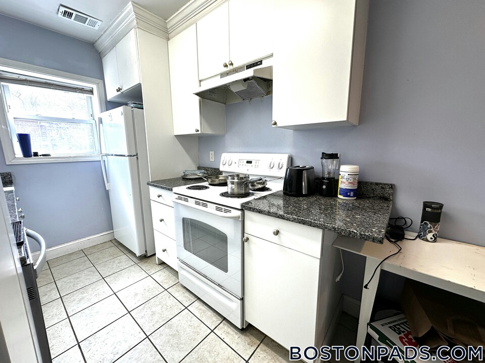 172 Newton St in Boston, MA - Building Photo