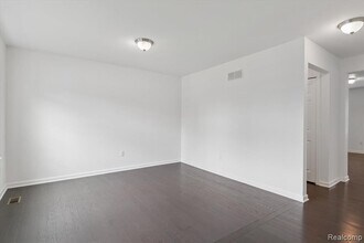 21422 Navarra Dr in South Lyon, MI - Building Photo - Building Photo