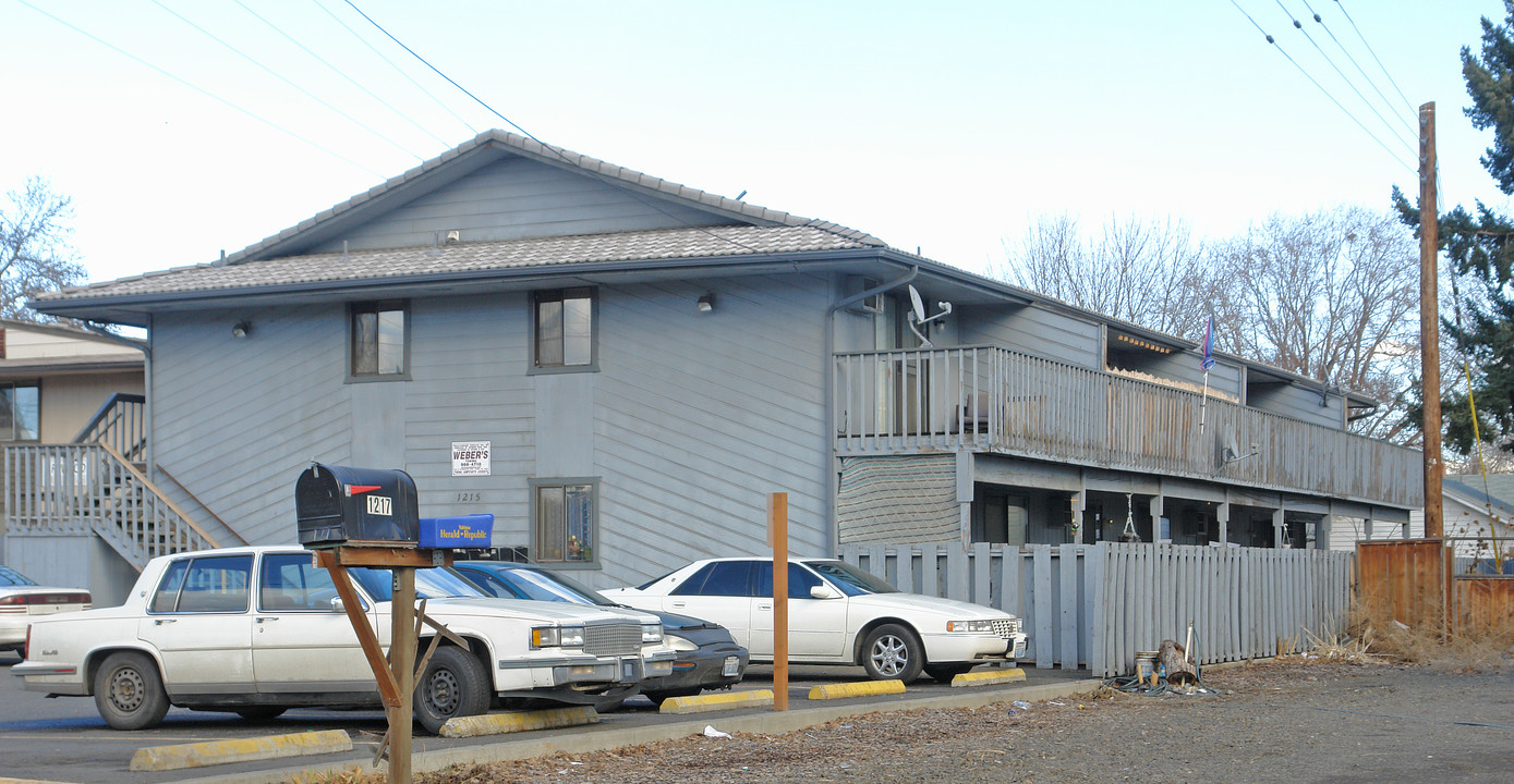 1215 S 16th Ave in Yakima, WA - Building Photo