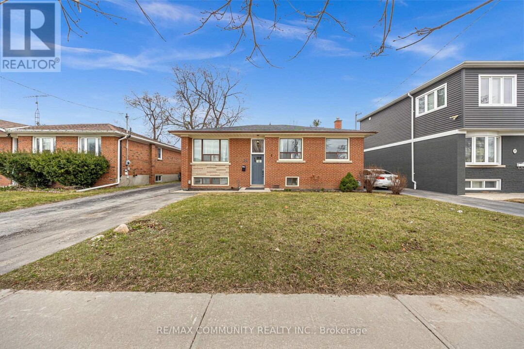 29 Greenock Ave in Toronto, ON - Building Photo
