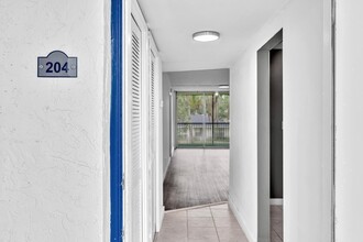 5100 SW 64th Ave in Davie, FL - Foto de edificio - Building Photo