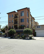 656 Walnut St in San Carlos, CA - Foto de edificio - Building Photo