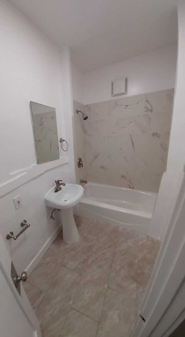 1335 2nd St, Unit 3 in Long Beach, CA - Building Photo - Building Photo