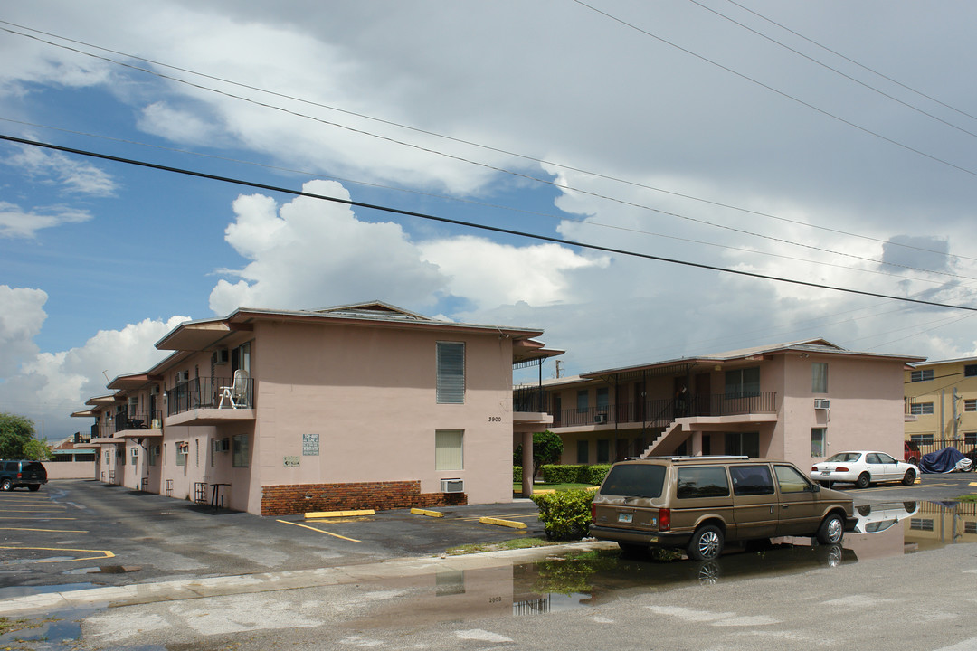 Apartamentos Bird Road in Miami, FL - Foto de edificio