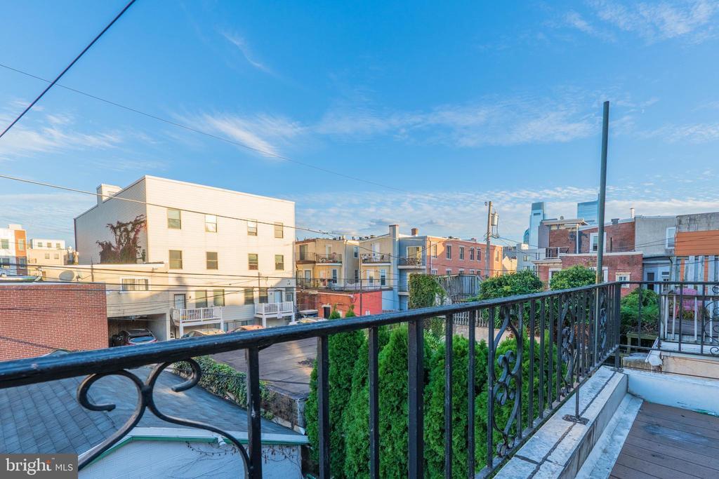 711 Corinthian Ave in Philadelphia, PA - Building Photo