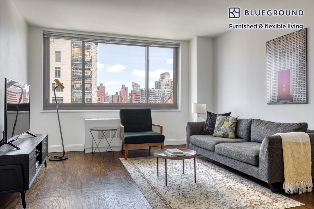 200 E 82nd St in New York, NY - Building Photo
