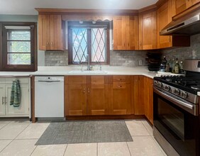 30 Valleyfield St in Lexington, MA - Foto de edificio - Building Photo