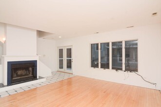 849 W Fletcher St, Unit G09C in Chicago, IL - Building Photo - Building Photo