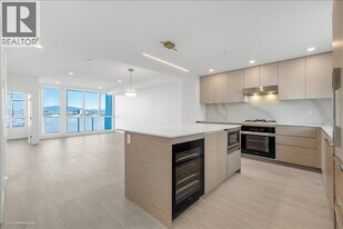 10333 River Dr in Richmond, BC - Building Photo