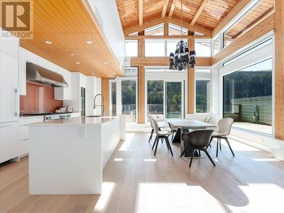 6707-6707 Nelson Ave in West Vancouver, BC - Building Photo