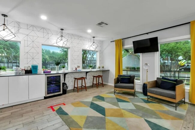 property at 4401 Glenview Ct