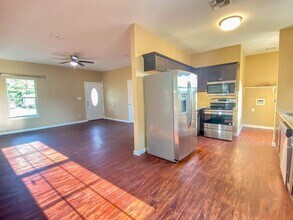 153 Ivy Ave in Luling, TX - Building Photo - Building Photo