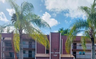 7080 Nova Dr in Davie, FL - Building Photo