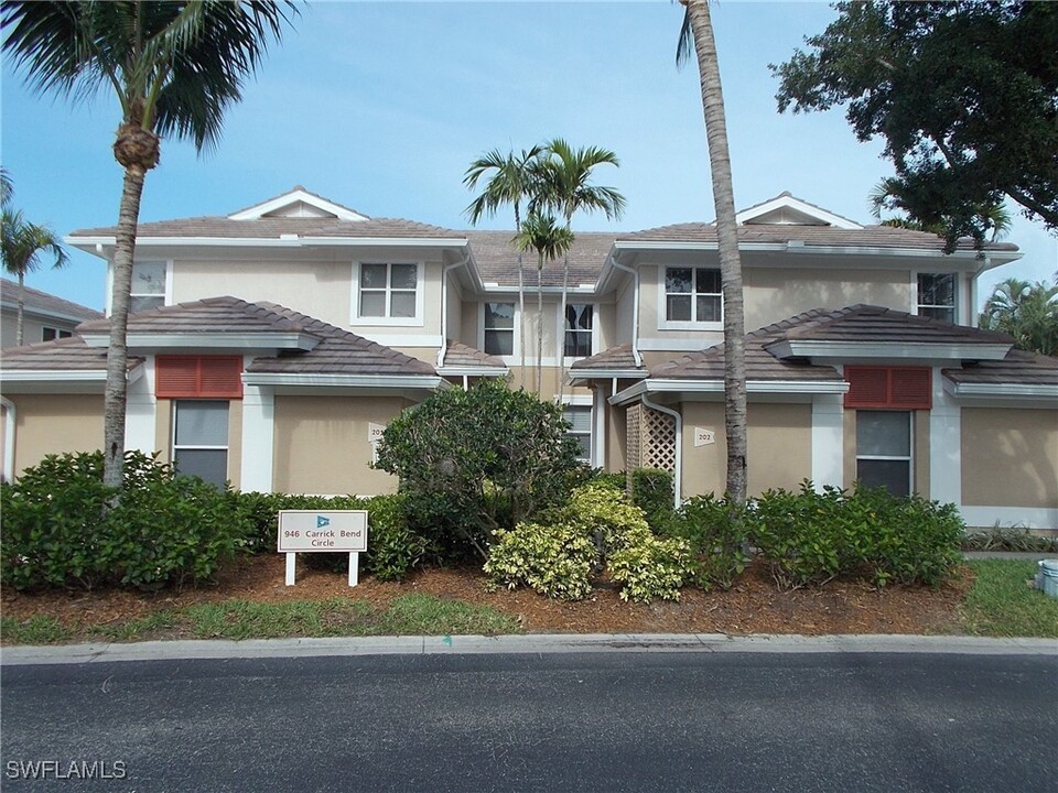 913 Carrick Bend Cir in Naples, FL - Building Photo