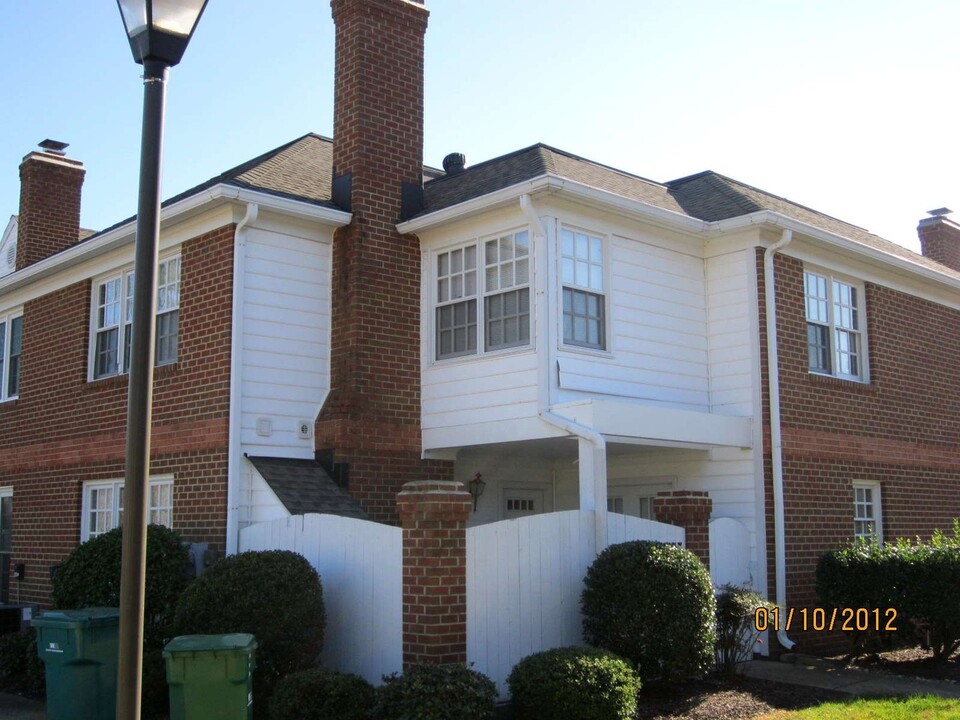 112H Chippenham Dr in Tabb, VA - Building Photo