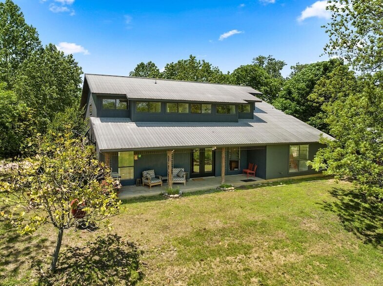 800 Spur 191 in Spicewood, TX - Foto de edificio