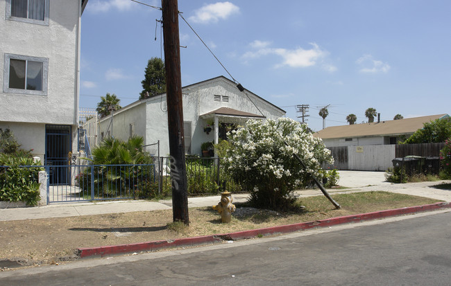 6025-6029 Romaine St in Los Angeles, CA - Building Photo - Building Photo