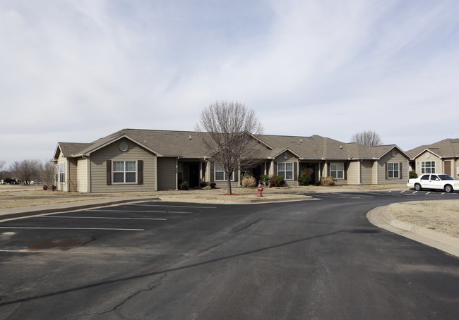 Avondale Estates Apartments in Claremore, OK - Foto de edificio - Building Photo