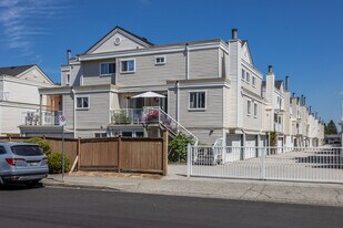 10077 156 St in Surrey, BC - Building Photo