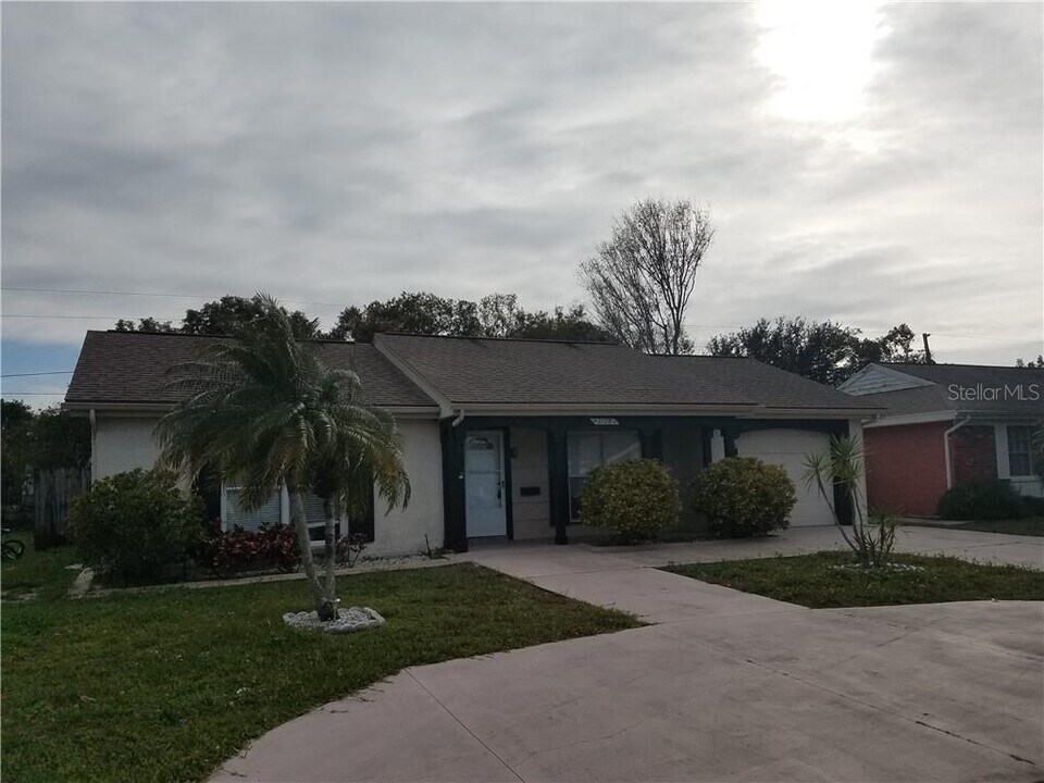 3728 Haven Dr in New Port Richey, FL - Foto de edificio