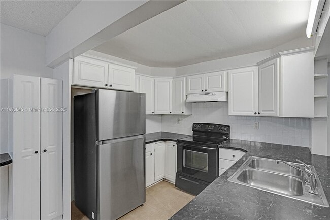 447 NE 210th Cir Terrace in Miami, FL - Building Photo - Building Photo