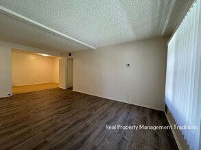 2040 W Ave J 13 in Lancaster, CA - Building Photo - Building Photo