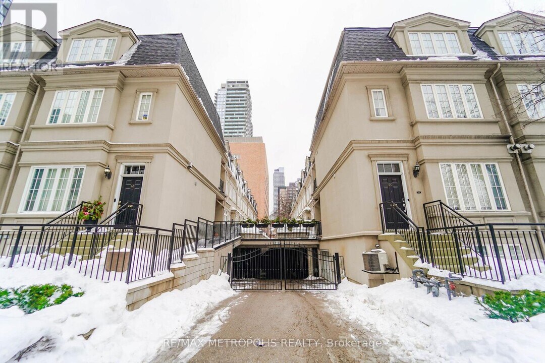 14 Luscombe Ln in Toronto, ON - Building Photo