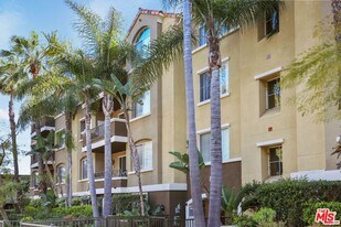 1561 S Barrington Ave in Los Angeles, CA - Building Photo