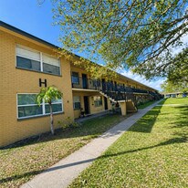 2501 Harn Blvd in Clearwater, FL - Building Photo