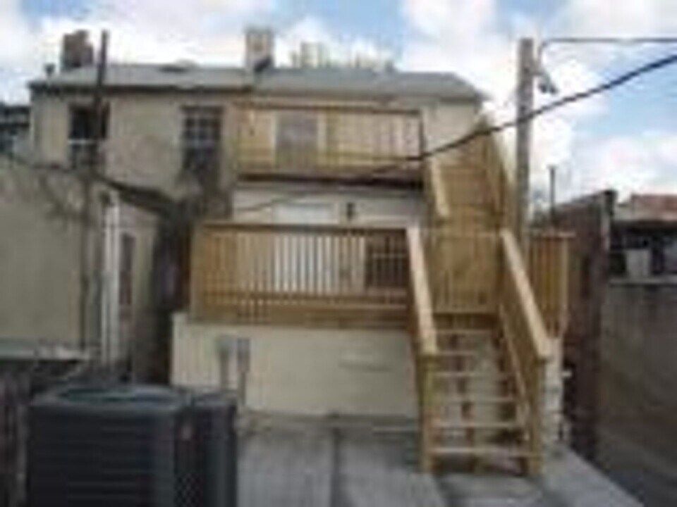 1209 Hollins St in Baltimore, MD - Building Photo