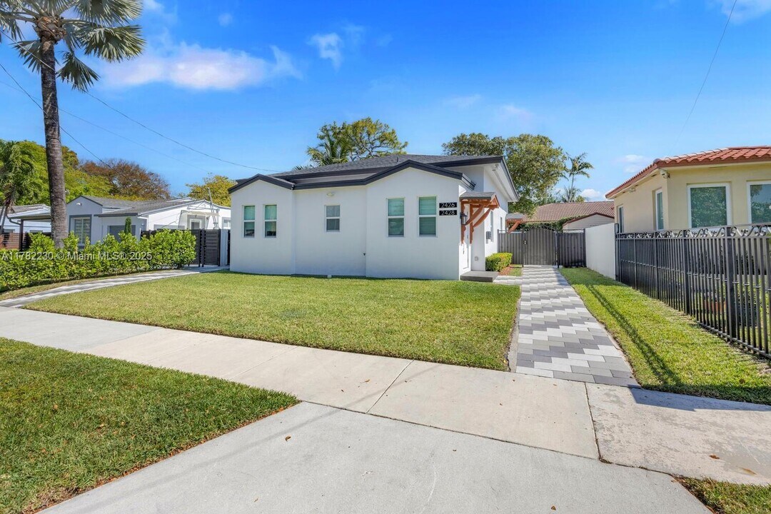 2426 SW 25th St in Miami, FL - Building Photo