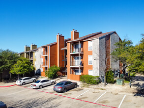 Redbird Trails Apartments in Dallas, TX - Building Photo - Building Photo