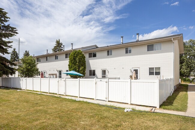 5831 57 St in Red Deer, AB - Building Photo - Building Photo