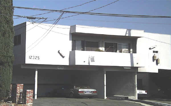 12325 Oxnard St in North Hollywood, CA - Building Photo - Building Photo