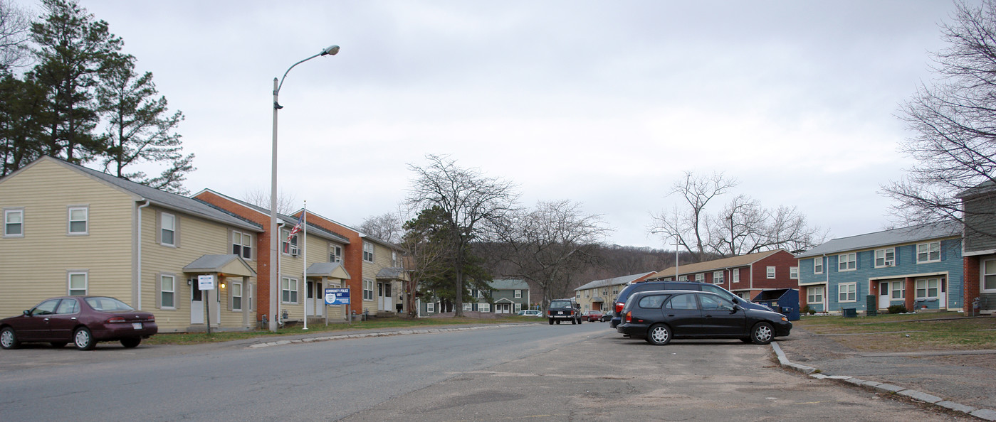 Beaudoin Village in Holyoke, MA - Foto de edificio