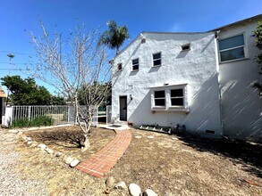 10847 Balboa Blvd in Granada Hills, CA - Foto de edificio - Building Photo